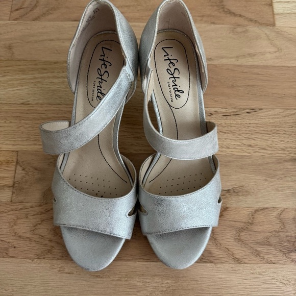 Life Stride Silver Metallic Heels with Peep-Toe Design Size 6.5 - Picture 2 of 7